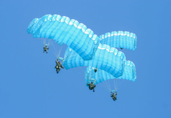 Paracadutista in caduta libera durante una sessione di skydive, uno degli sport estremi più praticati al mondo.