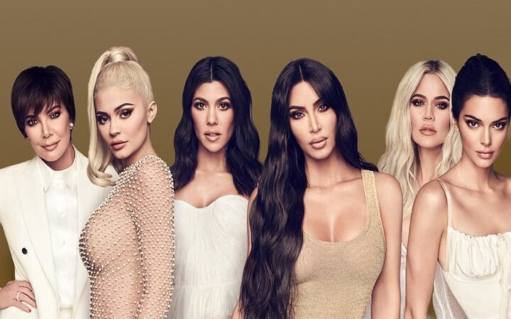 Famiglia Kardashian-Jenner: una vita tra lusso e successo.
