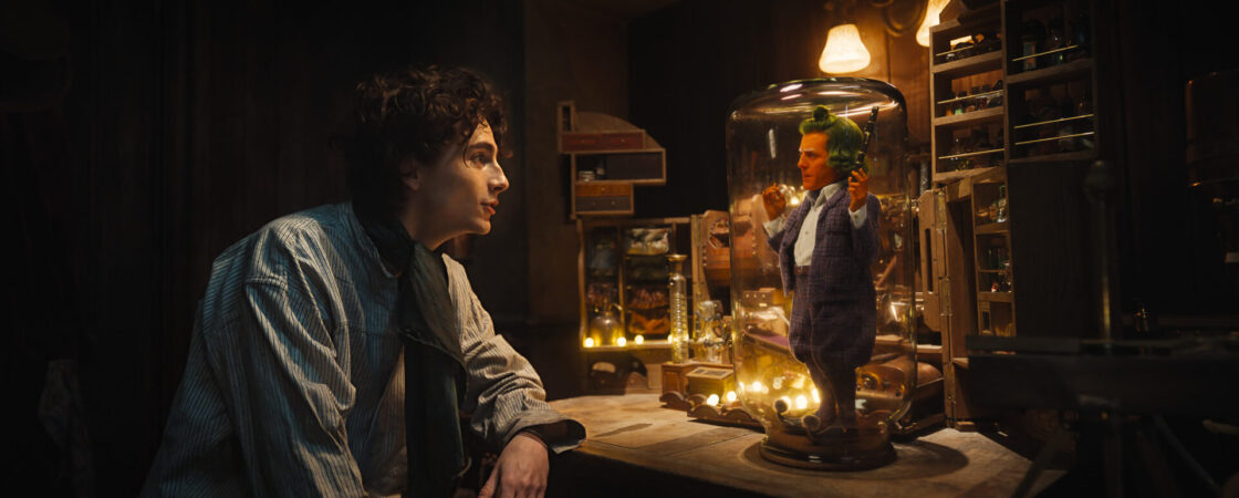 Timothée Chalamet e Hugh Grant in Wonka (Credits: Warner Bros)