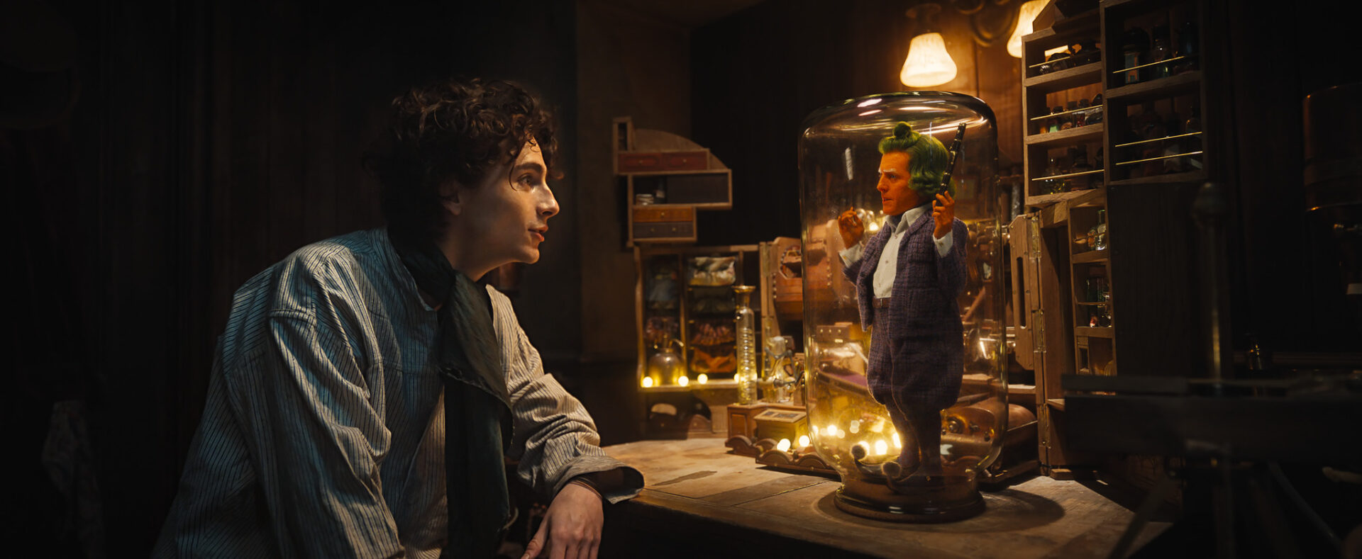 Timothée Chalamet e Hugh Grant in Wonka (Credits: Warner Bros)