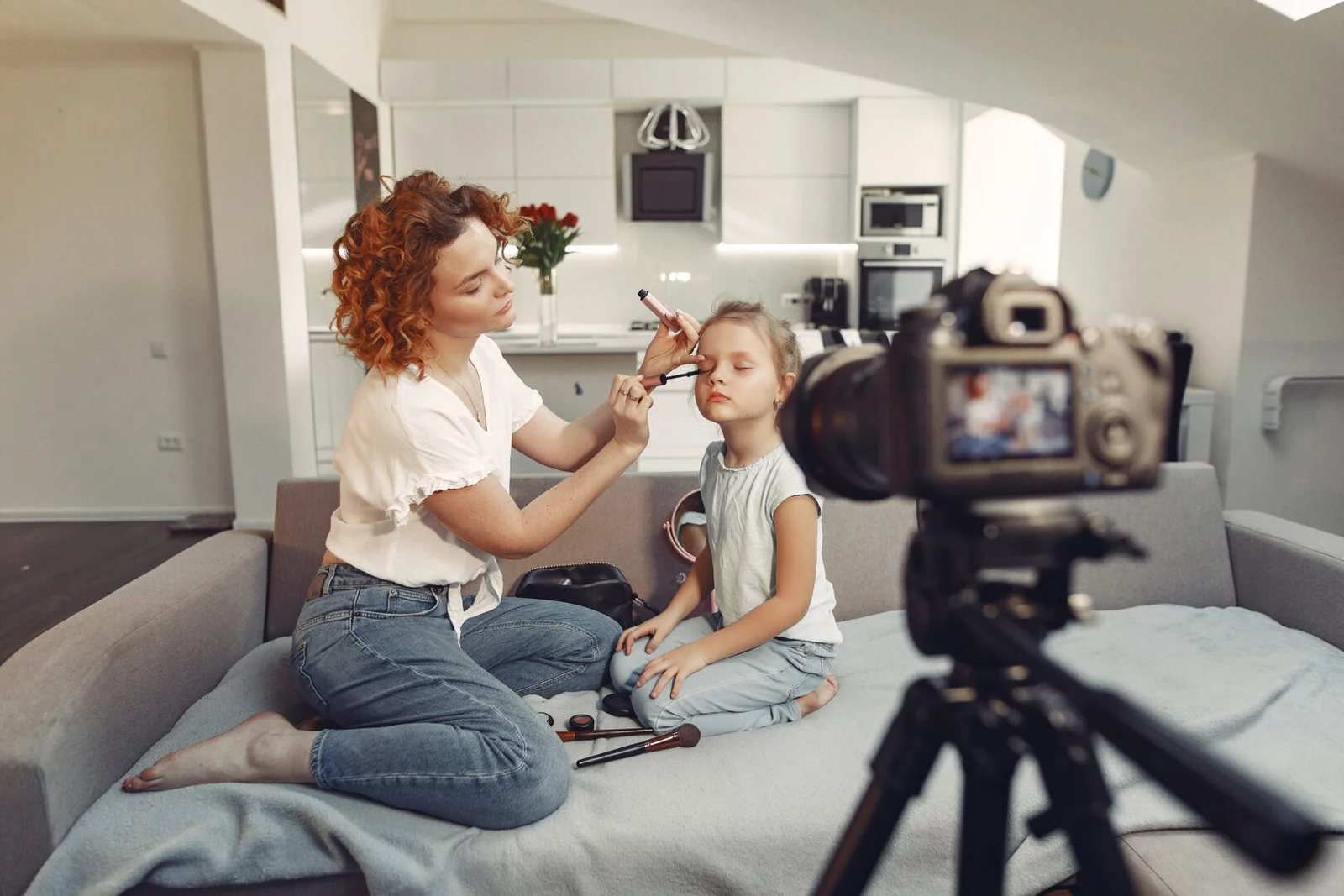 Kat Clark: influencer che ritira la figlia da scuola
