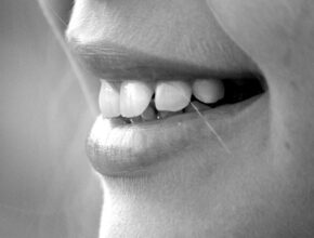 La scienza del sorriso: i tipi e gli effetti dei sorrisi