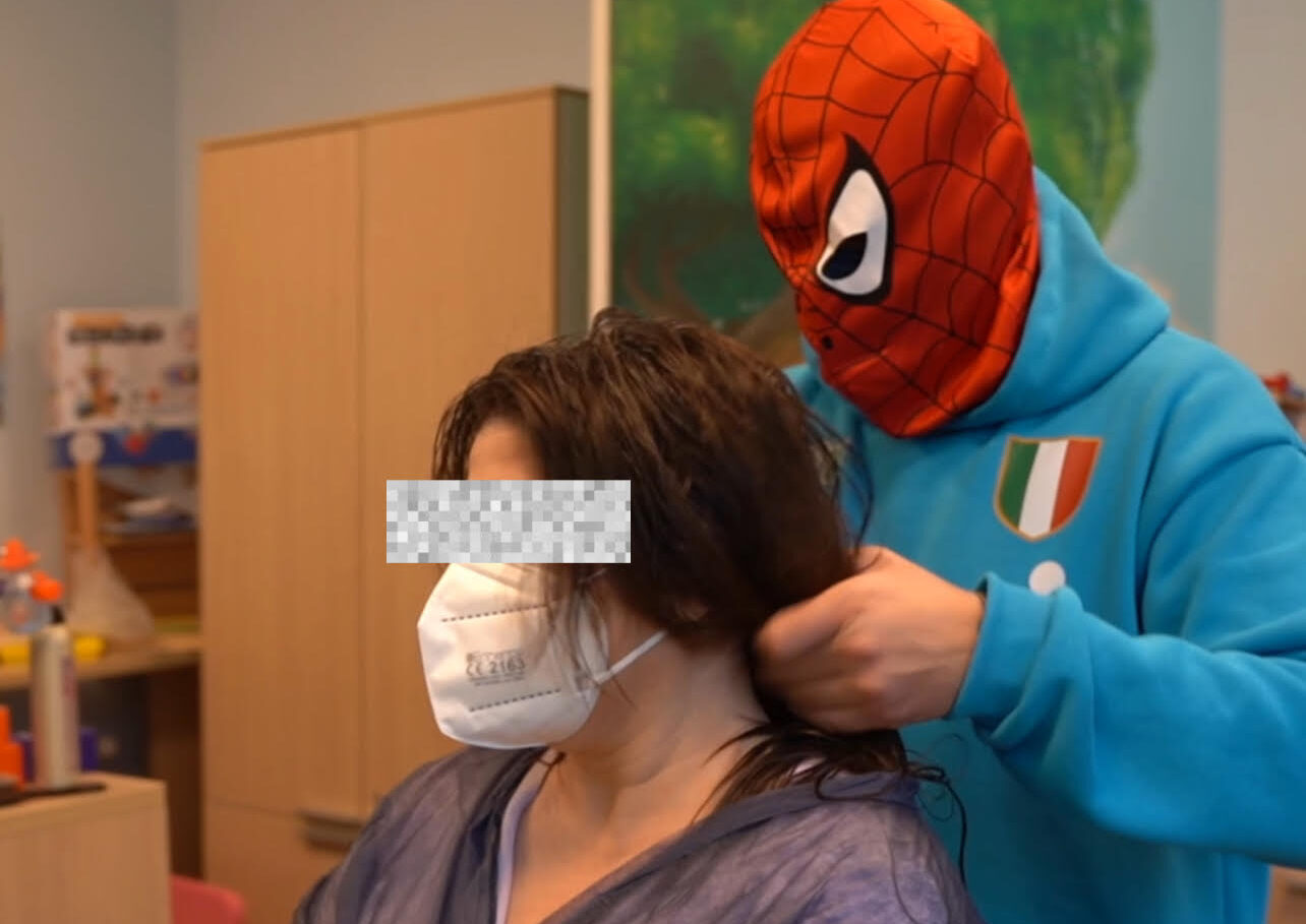 Hairstylist C1R0, chi è l'eroe mascherato