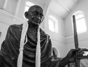 30 gennaio 1948: Mahatma Gandhi viene ucciso da un estremista indù
