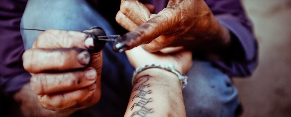 la tatuatrice più anziana del mondo