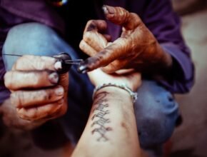 la tatuatrice più anziana del mondo