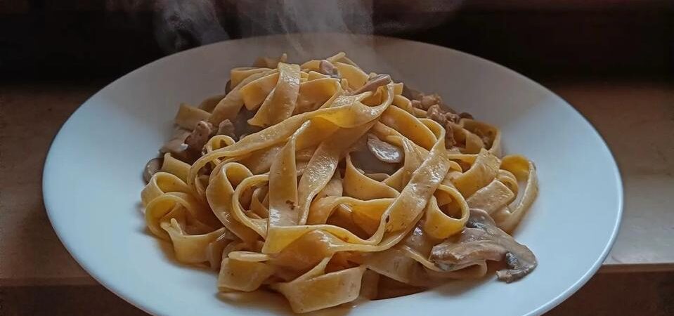 tagliatelle panna salsicce e funghi