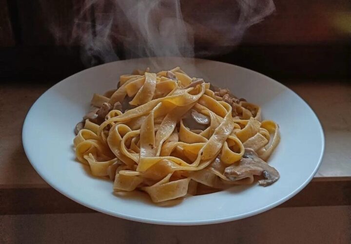 tagliatelle panna salsicce e funghi