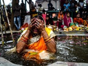 Morire a Varanasi: il Ghat induista di Manikarnika