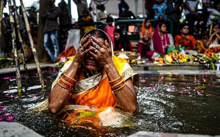 Morire a Varanasi: il Ghat induista di Manikarnika