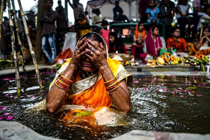 Morire a Varanasi: il Ghat induista di Manikarnika