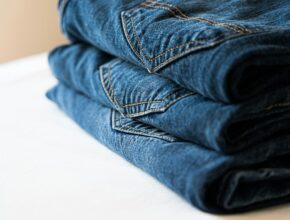 La storia dei blue jeans: tra passato e presente