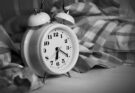 Perché la sveglia fa male: 5 buoni motivi per non usarla