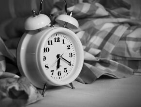 Perché la sveglia fa male: 5 buoni motivi per non usarla