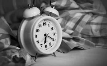 Perché la sveglia fa male: 5 buoni motivi per non usarla