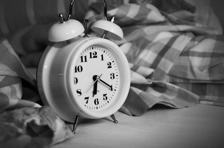Perché la sveglia fa male: 5 buoni motivi per non usarla