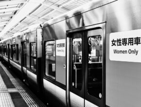 Il fenomeno del chikan: le molestie sui treni giapponesi