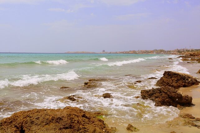 Respirare l'aria salmastra al mattino, il suono delle onde come colonna sonora quotidiana: ecco il sogno di molte persone che aspirano a trovare una casa al mare nella zona del leccese, in Puglia. Case fronte mare economiche nel Salento Il Salento, con i suoi chilometri di costa rocciosa e mare cristallino, offre occasioni imperdibili per chi cerca un immobile fronte mare a prezzi ragionevoli. Da santa Maria di Leuca a Torre dell'orso, si trovano presso le agenzie immobiliari del luogo molte opportunità di case al mare in vendita nel leccese per chi sogna una abitazione accogliente da cui ammirare l'orizzonte marino, senza dover spendere cifre astronomiche per il suo acquisto. Case in vendita in Salento fronte mare Immaginate di svegliarvi e fare colazione su una terrazza vista mare. Le case in vendita nel Salento fronte mare promettono questo e molto altro. La richiesta è variegata: piccoli appartamenti per le vacanze estive, ampie residenze per chi decide di trasferirsi in questa terra antica, tra sole, mare e vento. Ville in vendita Salento, fronte mare Per chi ambisce a qualcosa di più esclusivo, le agenzie immobiliari pugliesi offrono anche lussuose ville fronte mare nel Salento e in altre zone sul mare. Con ampi giardini, accesso privato alla spiaggia e piscine a sfioro che si fondono con l’azzurro del mare, queste proprietà sono piccoli paradisi terrestri dove lusso e natura si incontrano, per farvi vivere delle vacanze da sogno. Case in vendita sul lungomare leccese Il lungomare del leccese riserva sempre nuove sorprese immobiliari. Case e palazzine con vista aperta sul mare, spesso a pochi passi dalla spiaggia, rappresentano un ottimo compromesso tra comodità e vicinanza ai principali servizi e la tranquillità di un panorama che non ha prezzo. Case fronte mare economiche in Puglia Non solo nel Salento, ma in tutta la Puglia si possono scoprire affascinanti dimore in località di mare e anche proprio fronte mare. Se siete alla ricerca di qualcosa di economico, è bene mantenere gli occhi aperti per offerte e occasioni speciali presso le migliori agenzie di compravendita immobili, dove si può fare un vero affare e garantirsi così un tranquillo e privato angolo di paradiso in queste splendide zone molto gettonate per il turismo estivo ma non solo. Acquistare una casa fronte mare nel leccese è più di un investimento immobiliare; è l'acquisto di una porzione di sogno, di vita in uno dei paesaggi più suggestivi d'Italia. Prima di intraprendere questa avventura, è essenziale affidarsi a professionisti del settore per esplorare tutte le opzioni e le relative implicazioni legali e burocratiche, così da rendere l'esperienza di acquisto serena e conquistare la vostra fetta di paradiso pugliese.