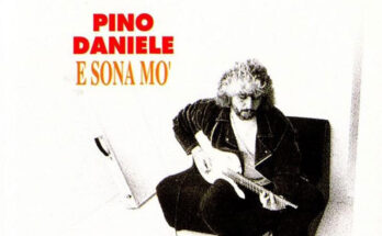 Pino Daniele nella copertina di E Sona Mo, secondo album con le sue canzoni dal vivo