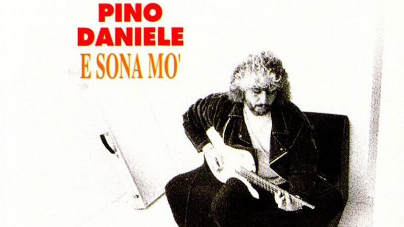 Pino Daniele nella copertina di E Sona Mo, secondo album con le sue canzoni dal vivo