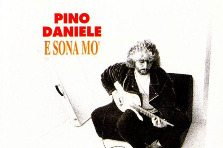 Pino Daniele nella copertina di E Sona Mo, secondo album con le sue canzoni dal vivo