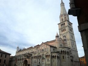 Il duomo di Modena: capolavoro dello stile romanico