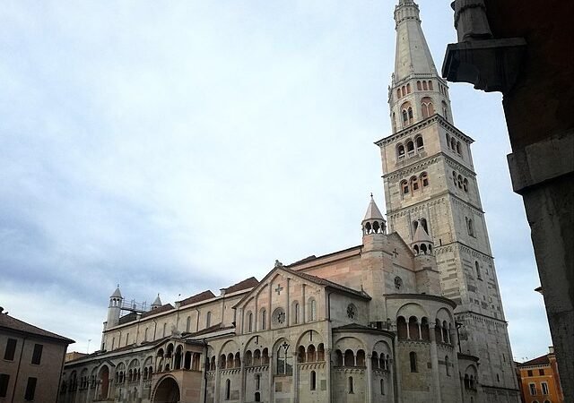 Il duomo di Modena: capolavoro dello stile romanico