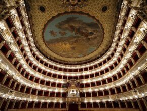 Teatro San Carlo: storia del teatro lirico di Napoli.