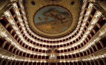 Teatro San Carlo: storia del teatro lirico di Napoli.