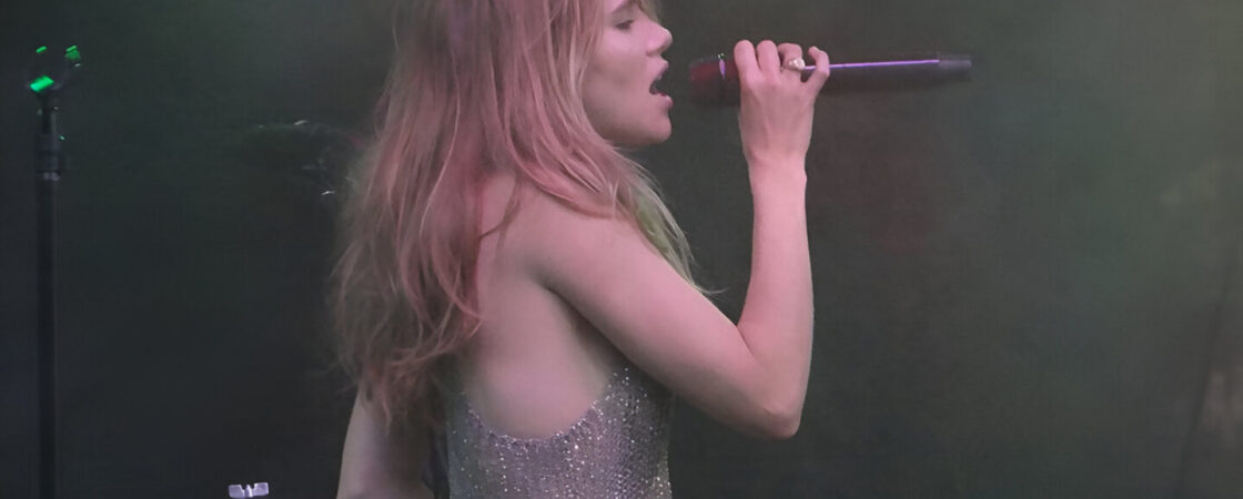 Suki Waterhouse: chi è la cantante e attrice inglese