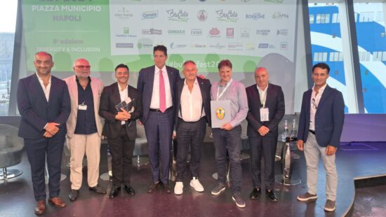 Organizzatori del Bufala Fest - non solo mozzarella con i produttori e gli esponenti politici.