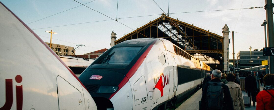 Perché partire in Interrail: treno della compagnia francese inOui alla stazione di Parigi Gare du Nord, che è possibile prendere col pass