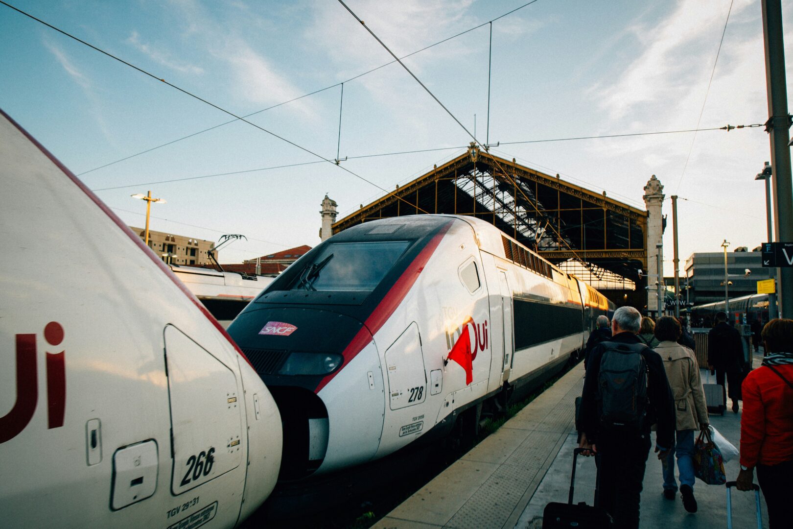 Perché partire in Interrail: treno della compagnia francese inOui alla stazione di Parigi Gare du Nord, che è possibile prendere col pass