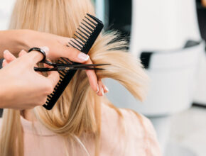 Cura dei capelli biondi: 4 consigli