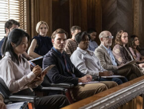 Giurato numero 2 recensione film di Clint Eastwood con Nicholas Hoult, Toni Collette, J.K. Simmons, Chris Messina, Gabriel Basso, Zoey Deutch, Cedric Yarbrough, Leslie Bibb, Kiefer Sutherland, Amy Aquino e Adrienne C. Moore (Credits: Warner Bros. Pictures)