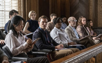 Giurato numero 2 recensione film di Clint Eastwood con Nicholas Hoult, Toni Collette, J.K. Simmons, Chris Messina, Gabriel Basso, Zoey Deutch, Cedric Yarbrough, Leslie Bibb, Kiefer Sutherland, Amy Aquino e Adrienne C. Moore (Credits: Warner Bros. Pictures)