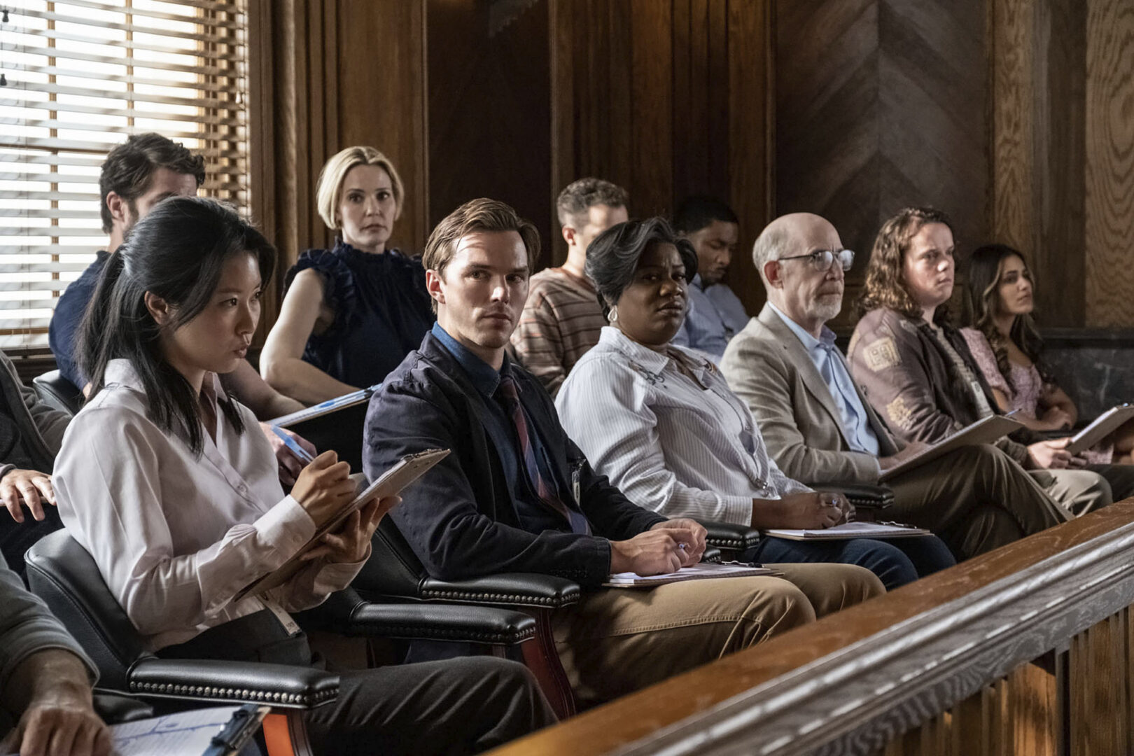 Giurato numero 2 recensione film di Clint Eastwood con Nicholas Hoult, Toni Collette, J.K. Simmons, Chris Messina, Gabriel Basso, Zoey Deutch, Cedric Yarbrough, Leslie Bibb, Kiefer Sutherland, Amy Aquino e Adrienne C. Moore (Credits: Warner Bros. Pictures)