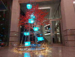 Vicolo napoletano di Gian Barbato. L’albero d’artista 2024 al Renaissance Naples Hotel Mediterraneo