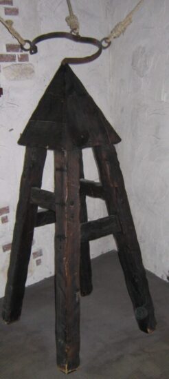 Ricostruzione della Culla di Giuda, uno strumento di tortura a forma di piramide appuntita.