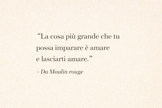 Frasi d'amore dai film: citazione celebre di Moulin Rouge 'La cosa più grande che tu possa imparare è amare e lasciarti amare' su sfondo carta.