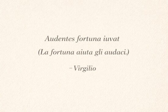 Frasi latine famose con traduzione: citazione di Virgilio 'Audentes fortuna iuvat' (La fortuna aiuta gli audaci) su sfondo carta.