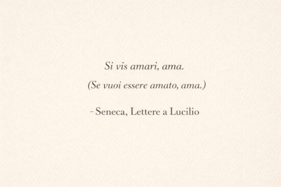 Frasi latine famose: citazione di Seneca 'Si vis amari, ama' (Se vuoi essere amato, ama) su sfondo carta neutro.