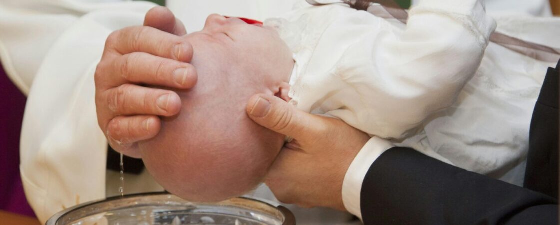 Frasi di auguri per il battesimo 2025: i 50+ migliori messaggi