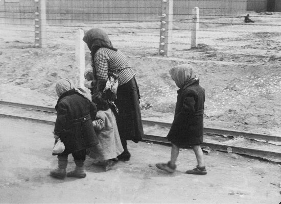 Donne e bambini ebrei nel campo di concentramento di Auschwitz-Birkenau