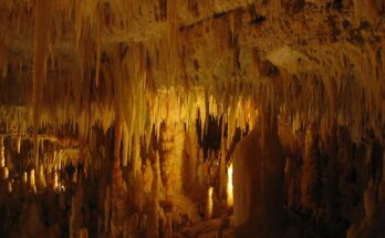 grotte di catellana: un labirinto di stalattiti e stalagmiti in puglia