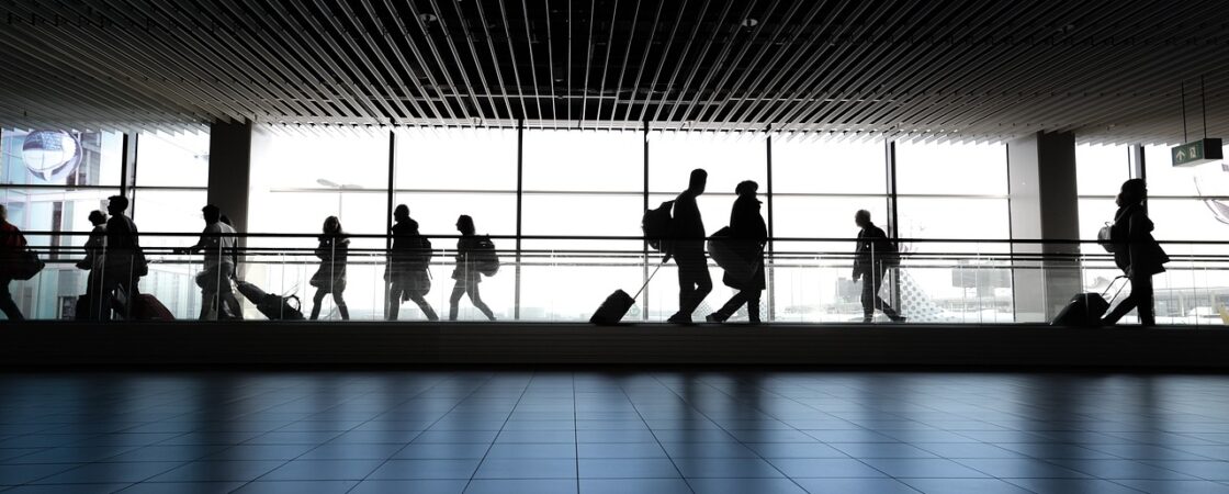 https://pixabay.com/it/photos/aeroporto-a-passeggio-in-attesa-4120835/