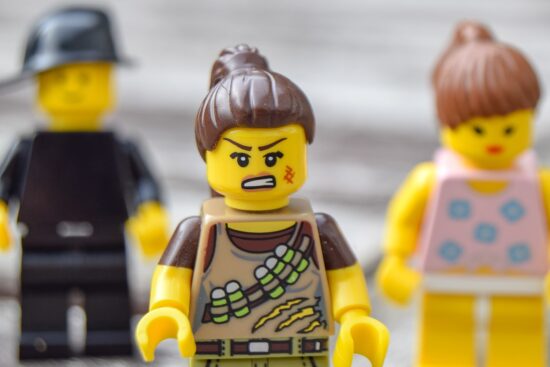Omino lego arrabbiato che rappresenta le frasi sulla rabbia e sulla delusione