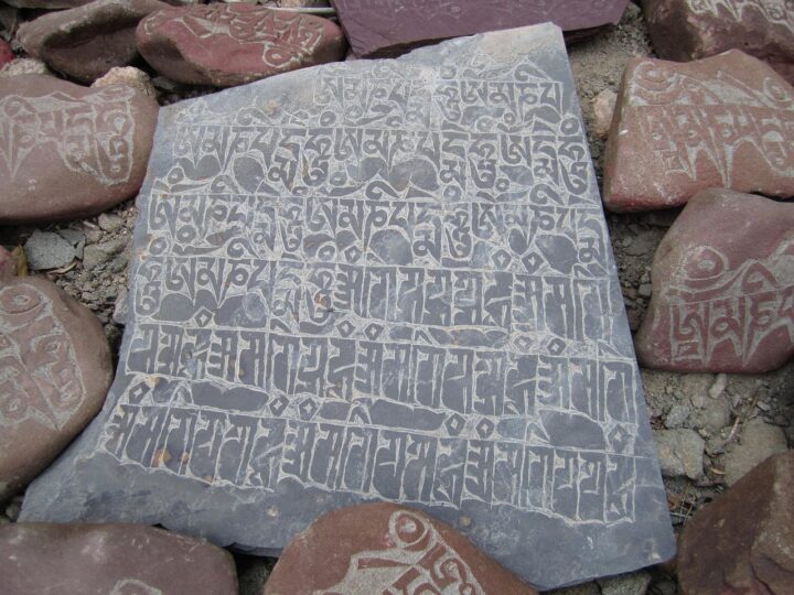 L’alfabeto brahmi: origini, caratteristiche e sviluppo