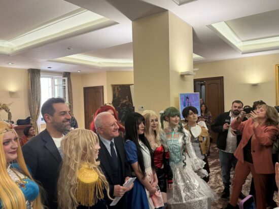 Il Presidente de Luca con le cosplayers vincitrici 