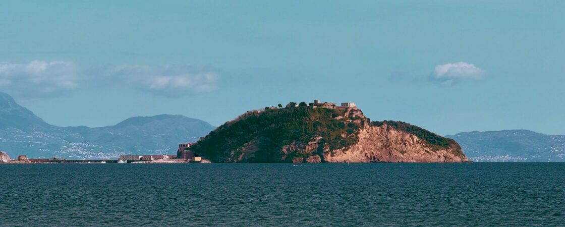 L'isola di Nisida: un vulcano esplosivo di 4000 anni fa